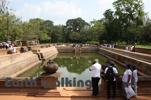 アヌラーダプラ（Anuradhapura）のクッタム・ポクナ（Kuttam Pokuna）