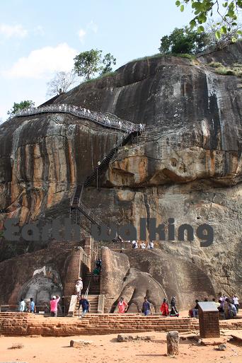 シーギリヤロック（Ancient City of Sigiriya）のライオンの足